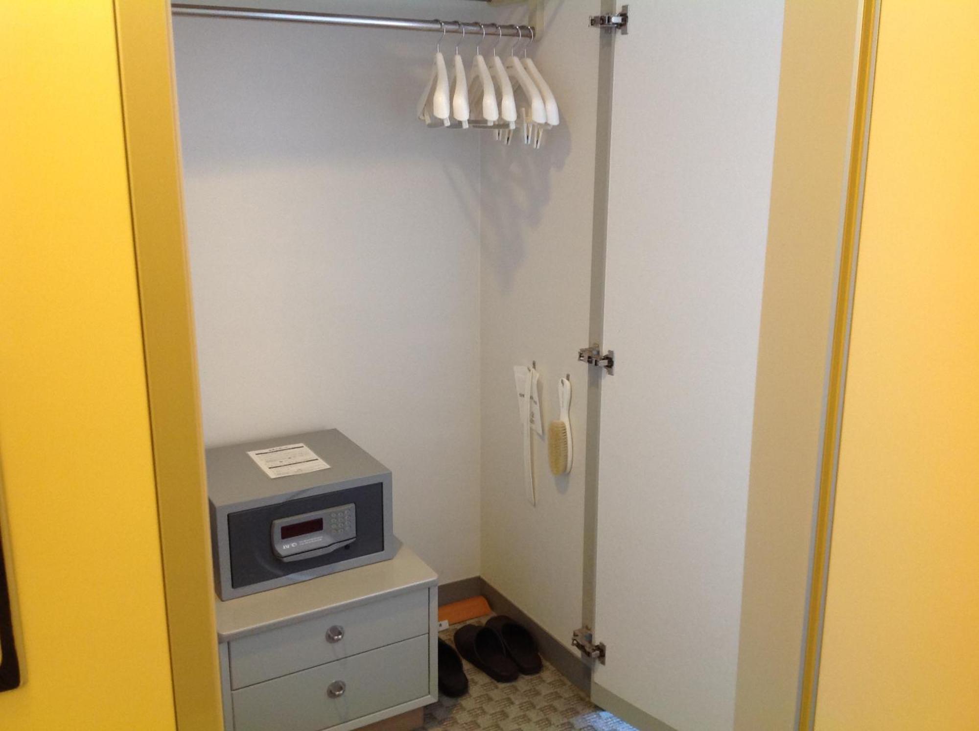 Shin Furano Prince Hotel Pokoj fotografie A safe in a hotel room