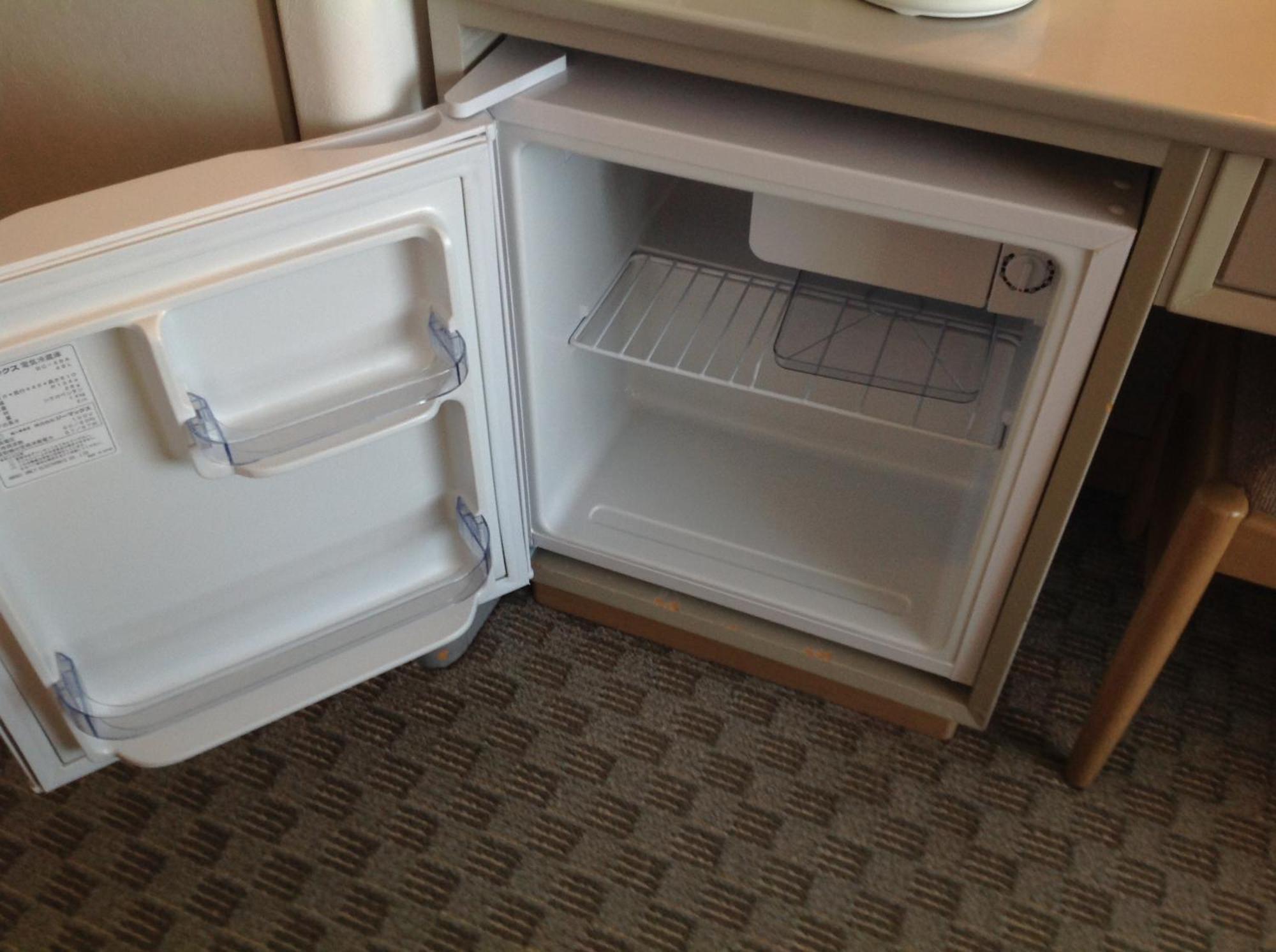 Shin Furano Prince Hotel Pokoj fotografie A mini-fridge in a hotel room