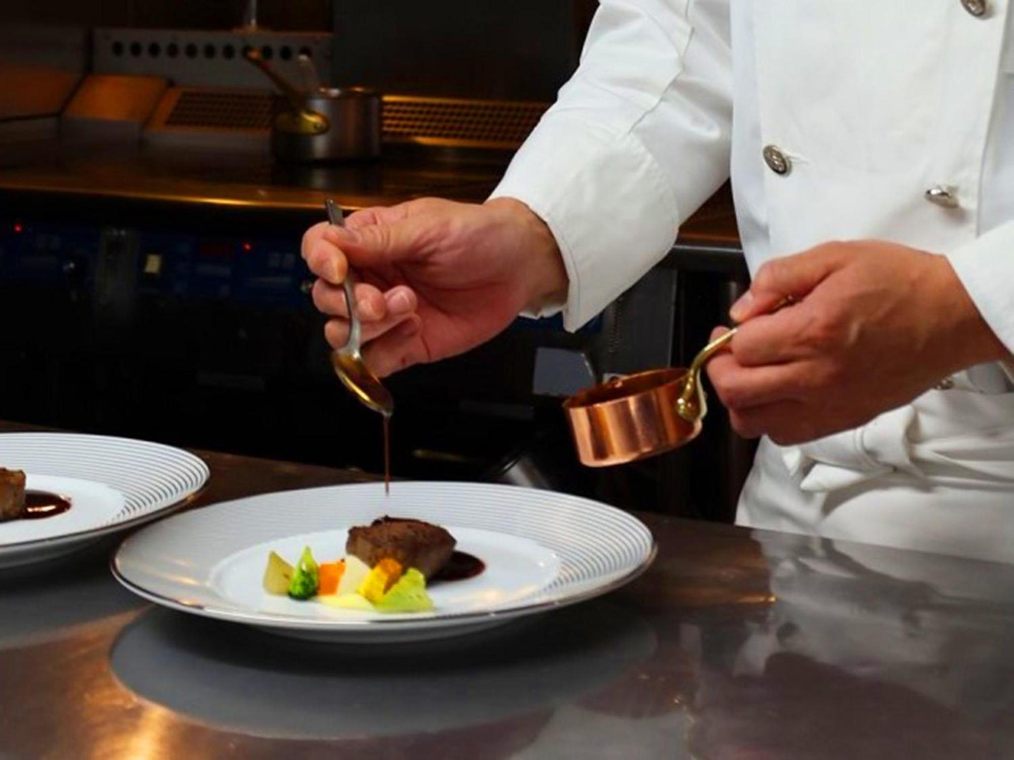 Shin Furano Prince Hotel Exteriér fotografie A chef plating a dish