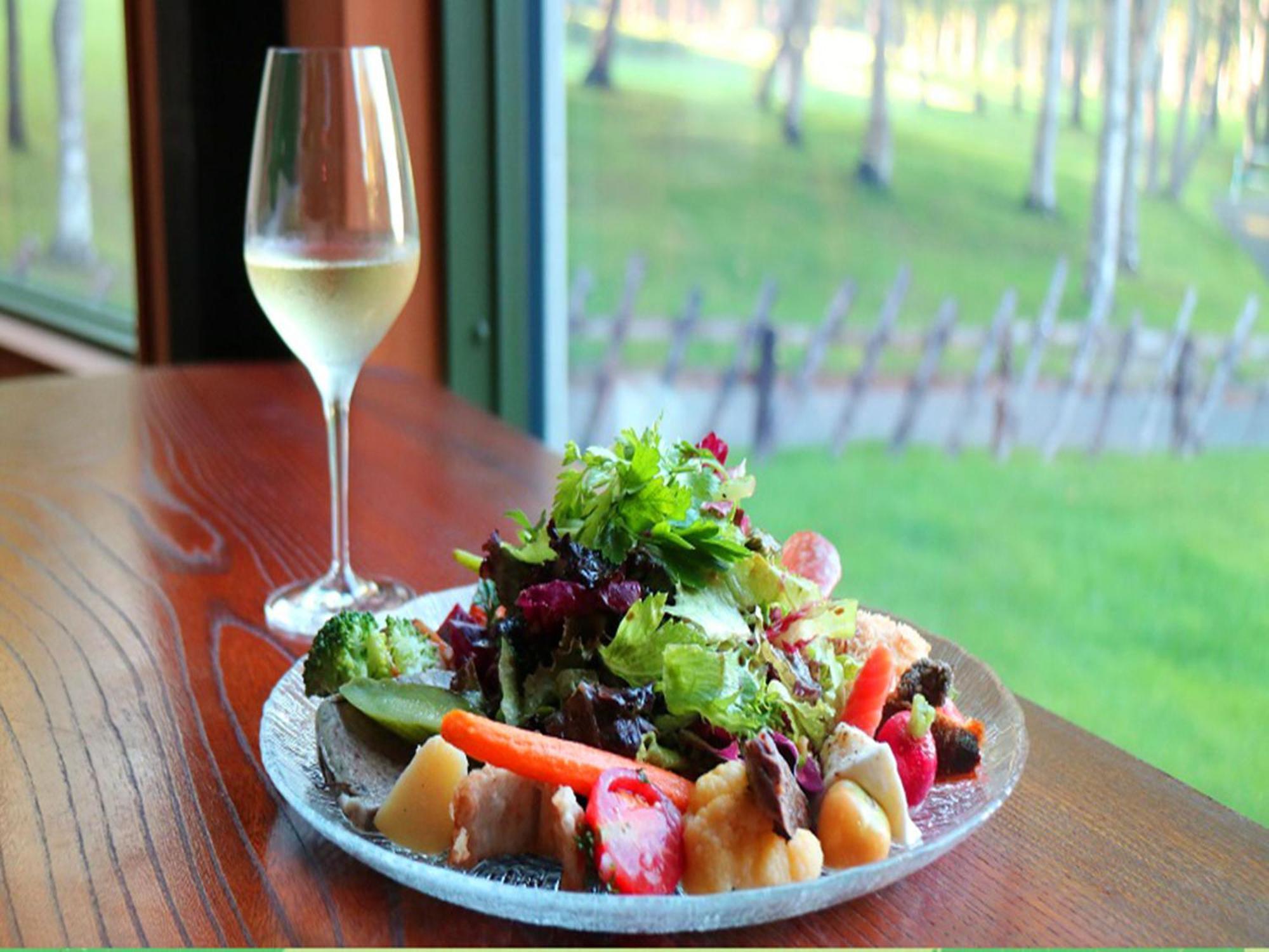 Shin Furano Prince Hotel Exteriér fotografie A salad with a glass of wine