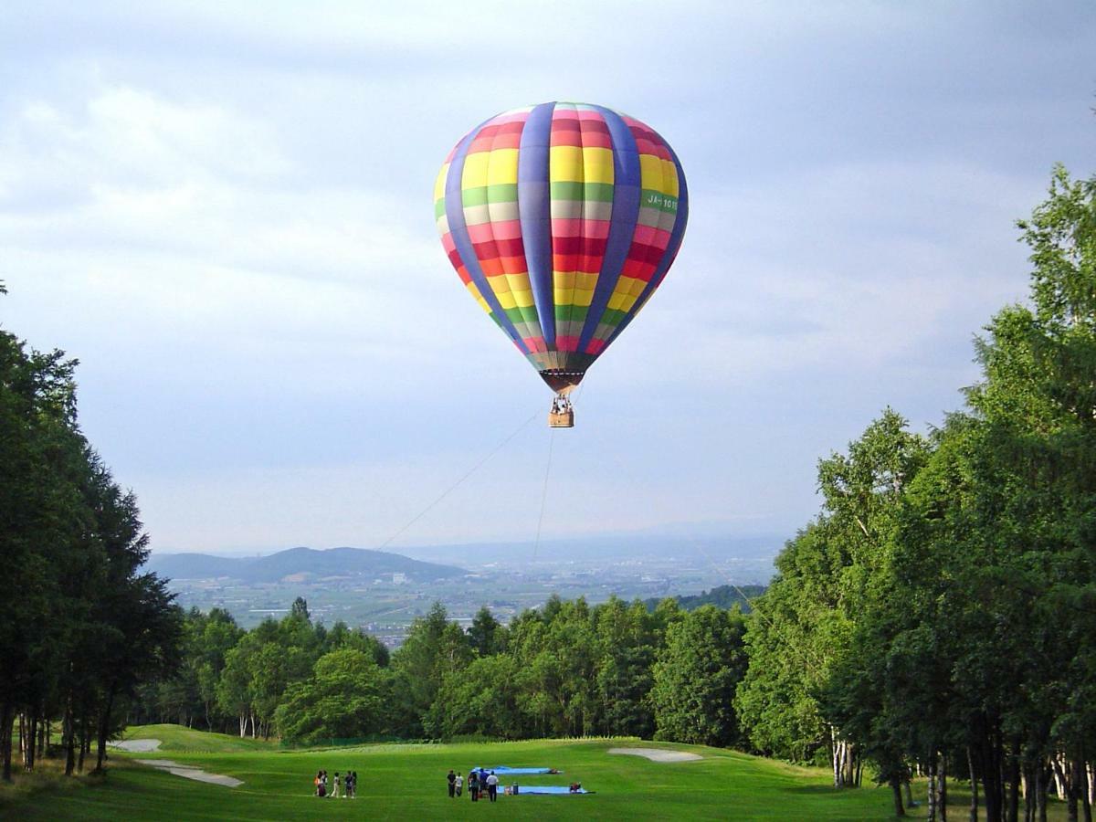 Shin Furano Prince Hotel Exteriér fotografie Hot air balloon over the golf course